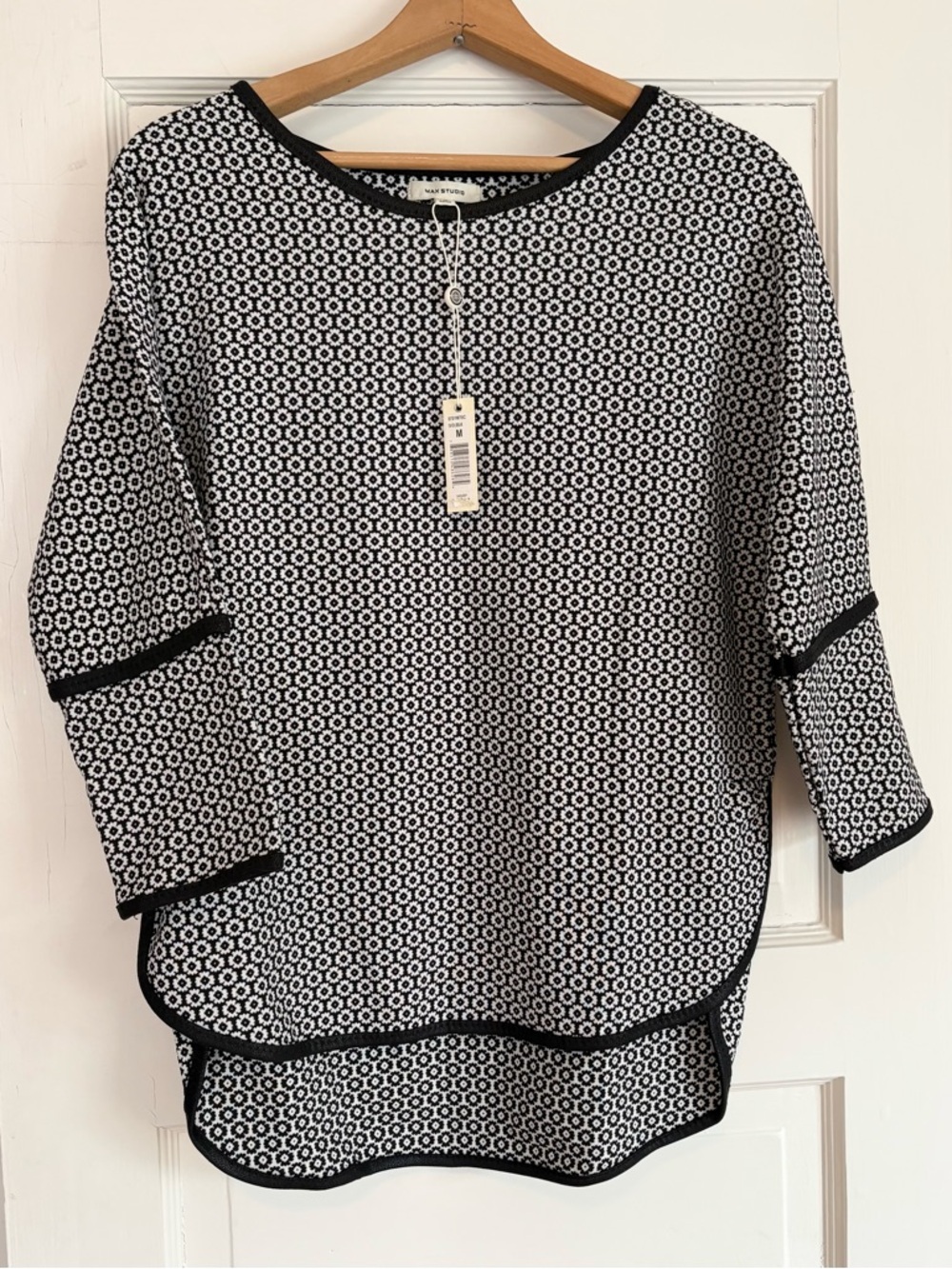 Max Studio NWT Floral Top. Black White Size Medium. Stretchy Casual Fun